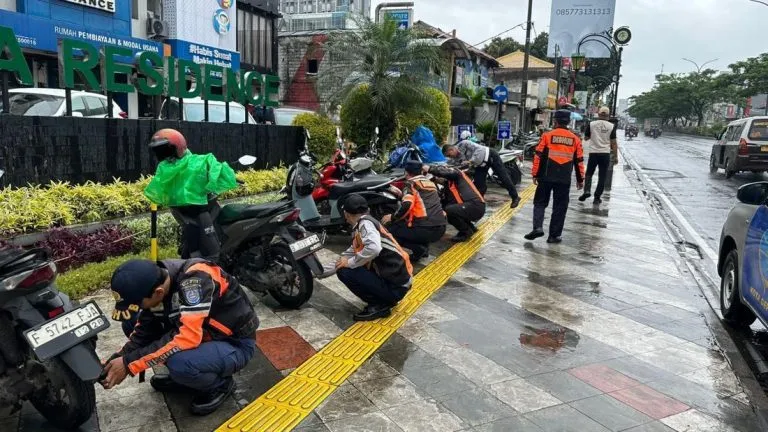 Pemkot Depok Razia Parkir Liar Margonda 18 Motor Dikempesi 2 Mobil Digembok